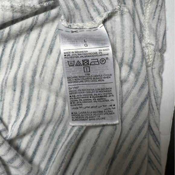 Old Navy Striped V-Neck Basic T-Shirt, L - Picture 6 of 6